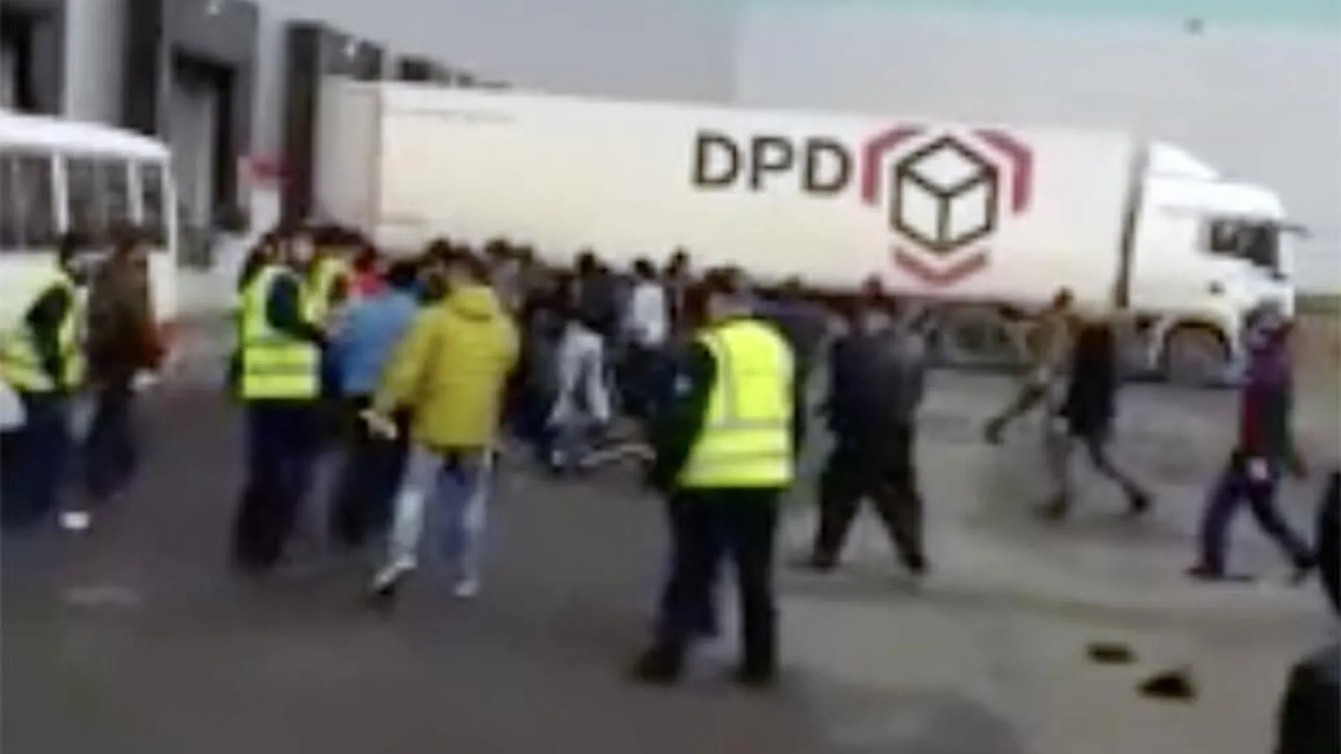 Полиция выясняет причины массовой драки между гастарбайтерами на складах под Дмитровом