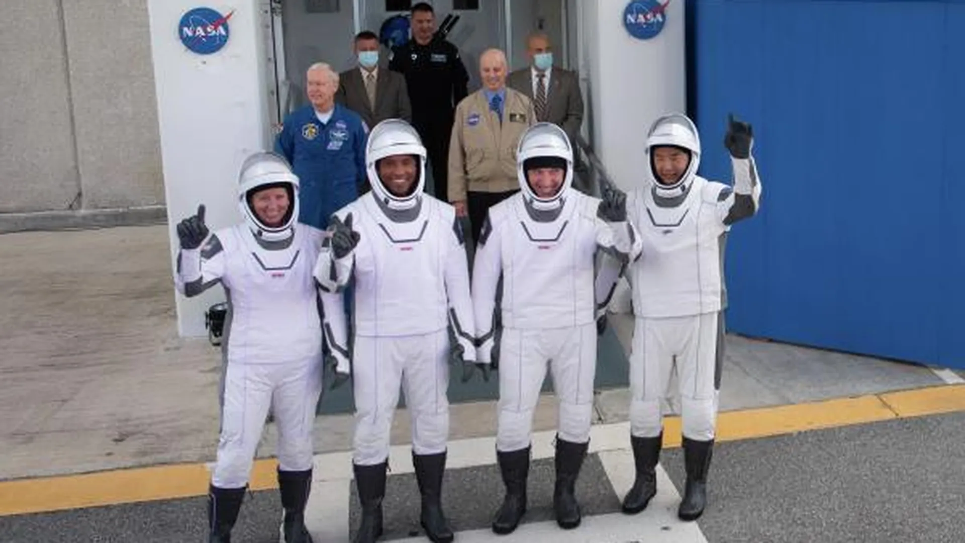 Астронавты Шеннон Уокер (NASA) Виктор Гловер (NASA), Майк Хопкинс (NASA) и Соити Ногути (JAXA) перед отправкой к стартовой площадке Космического центра имени Джорджа Кеннеди.