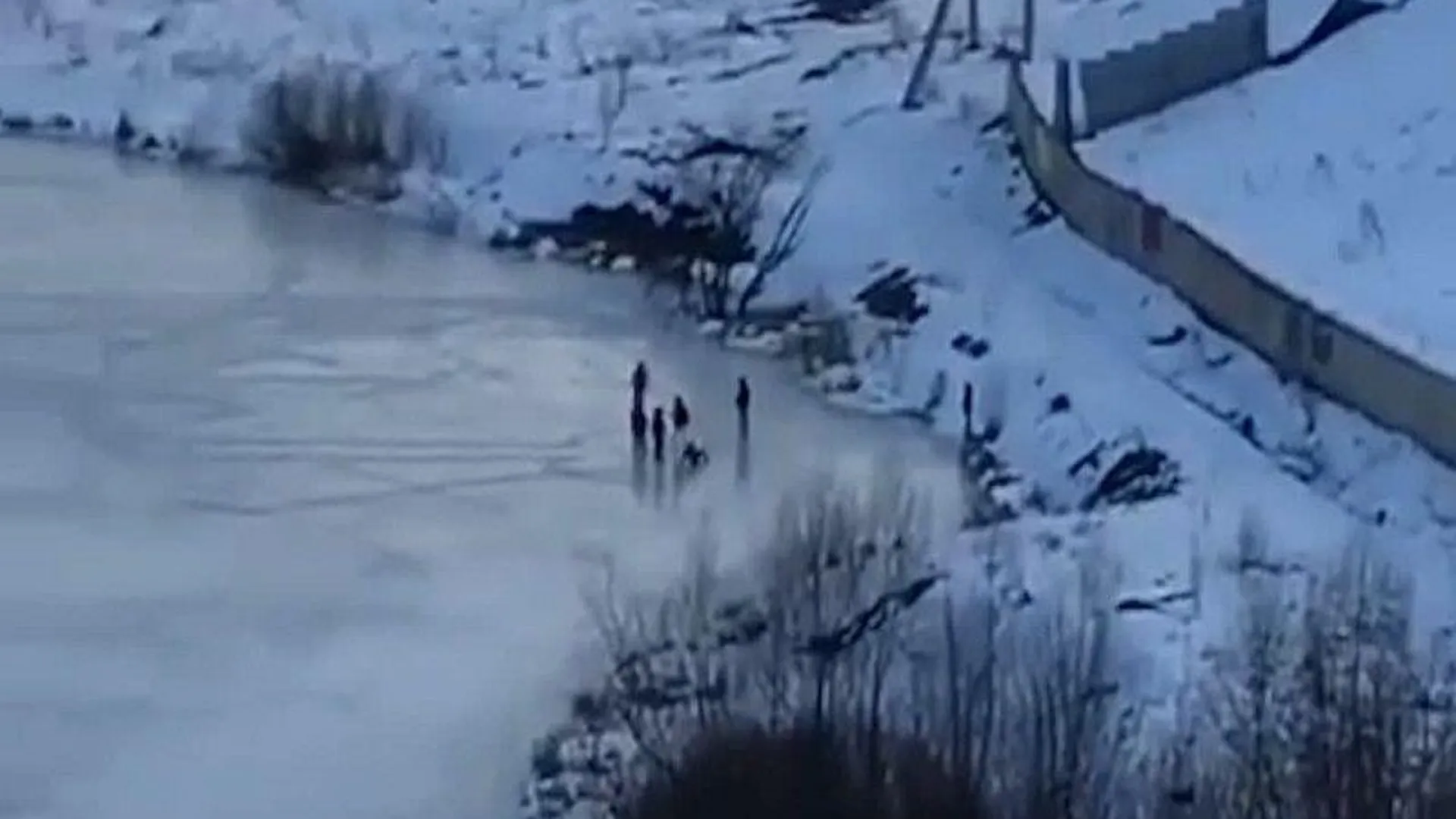 Дети едва не провалились под лед реки в Видном