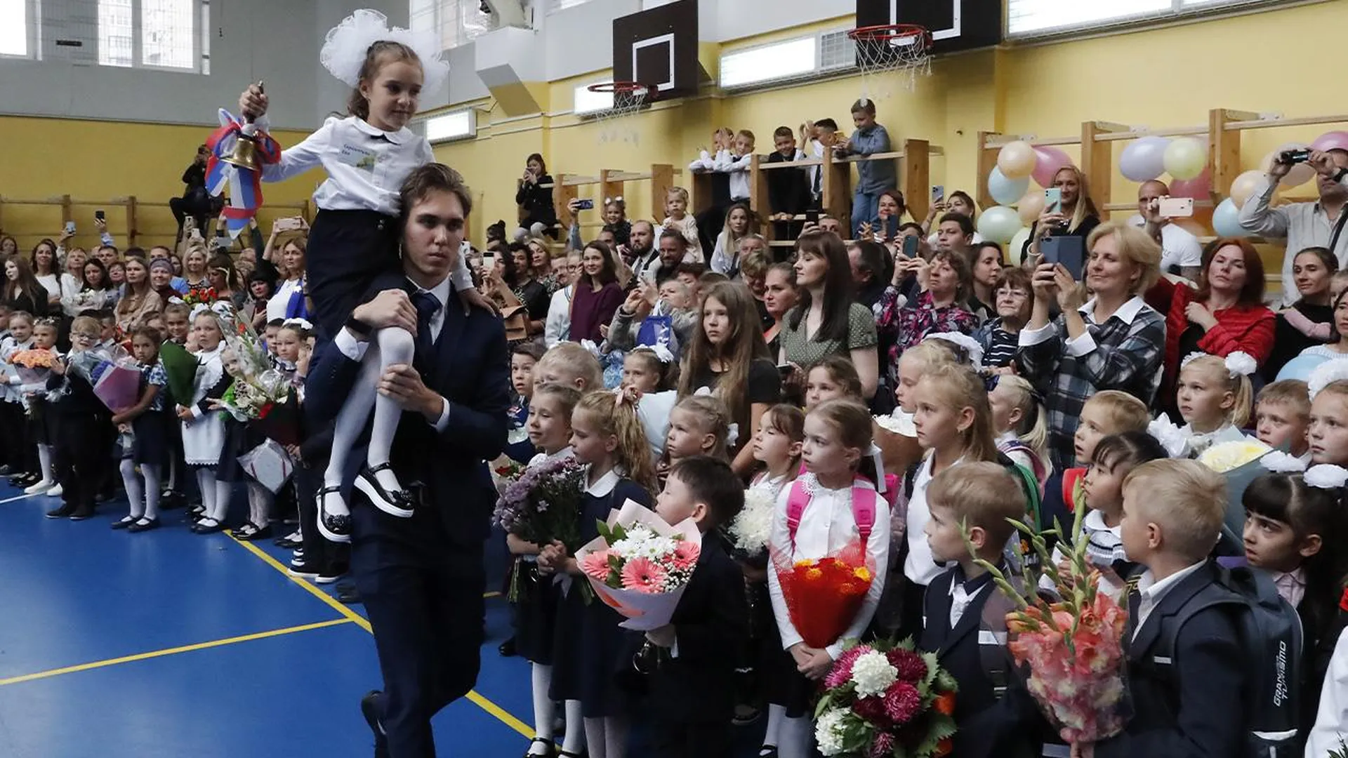 Праздничная линейка. Школьная линейка 1 сентября. Отмена линеек в москве 1 сентября 2024. Начало линейки 1 сентября в школе. 1 сентября линейка в школе.