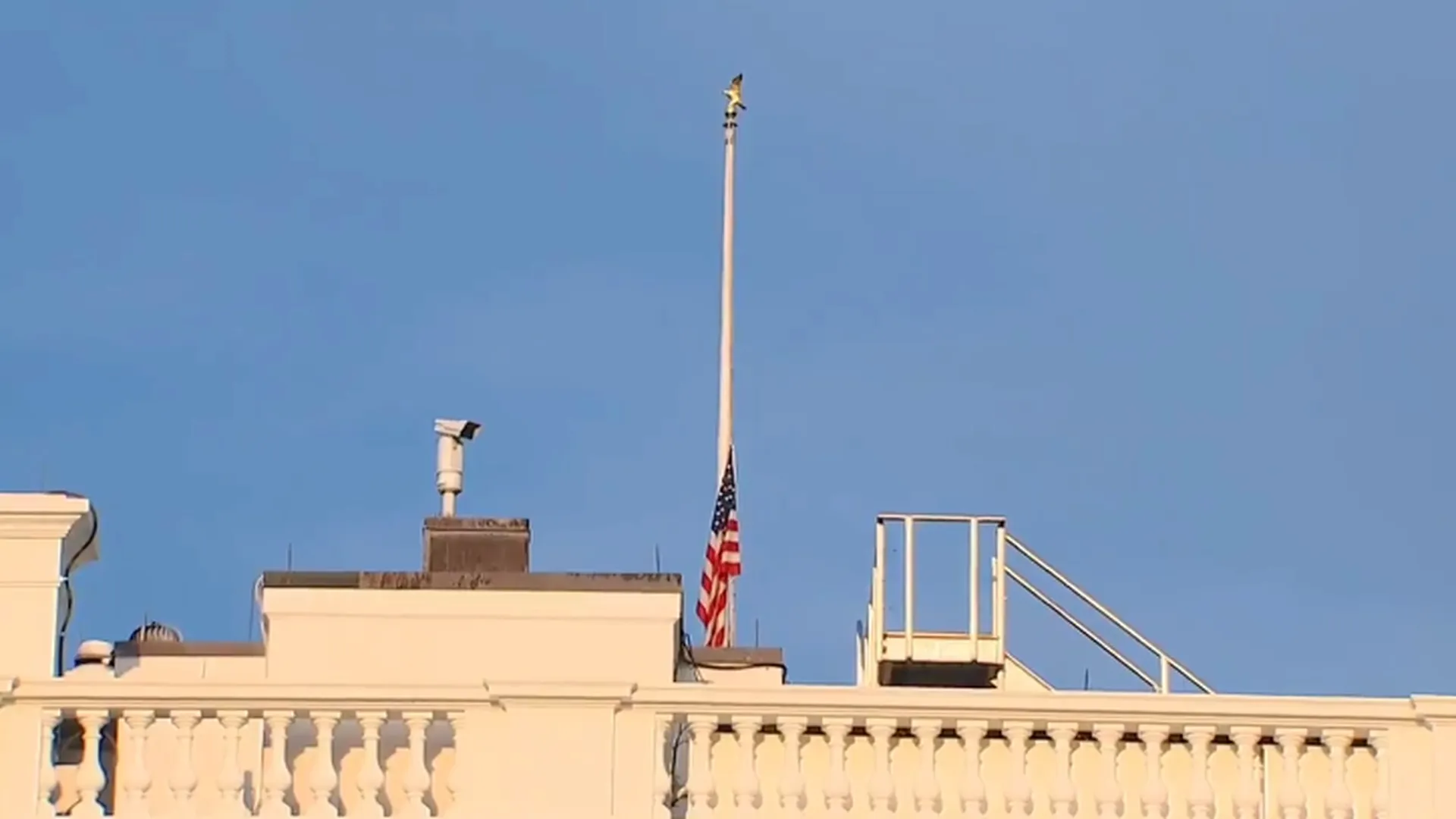 Флаги США приспустили в знак скорби о погибших при взрывах в Кабуле