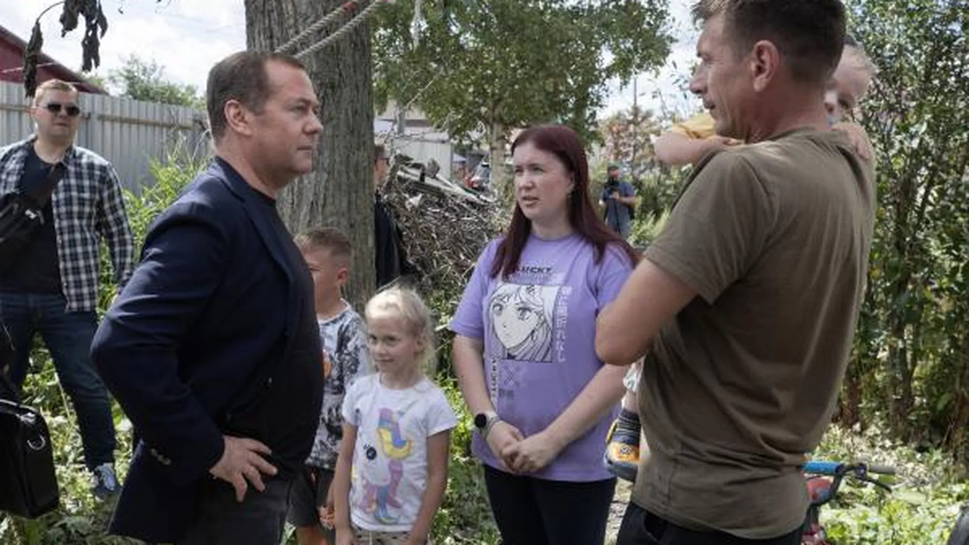 Медведев приехал в пострадавшие от тайфуна районы Сахалина