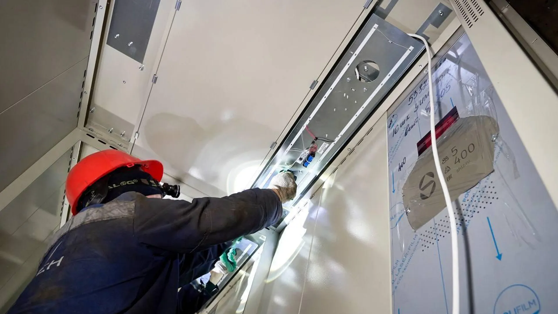 В многоквартирных подмосковных домах заменят более 500 лифтов