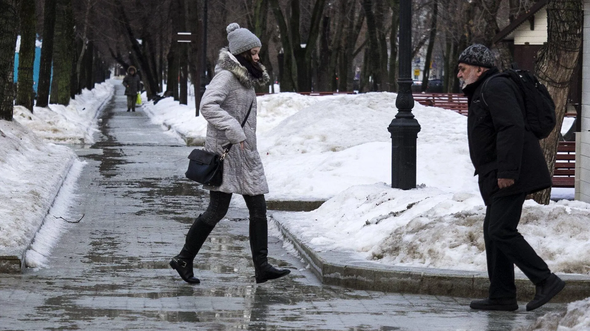 Глава российского города сломал ногу из-за нечищенной дороги у администрации