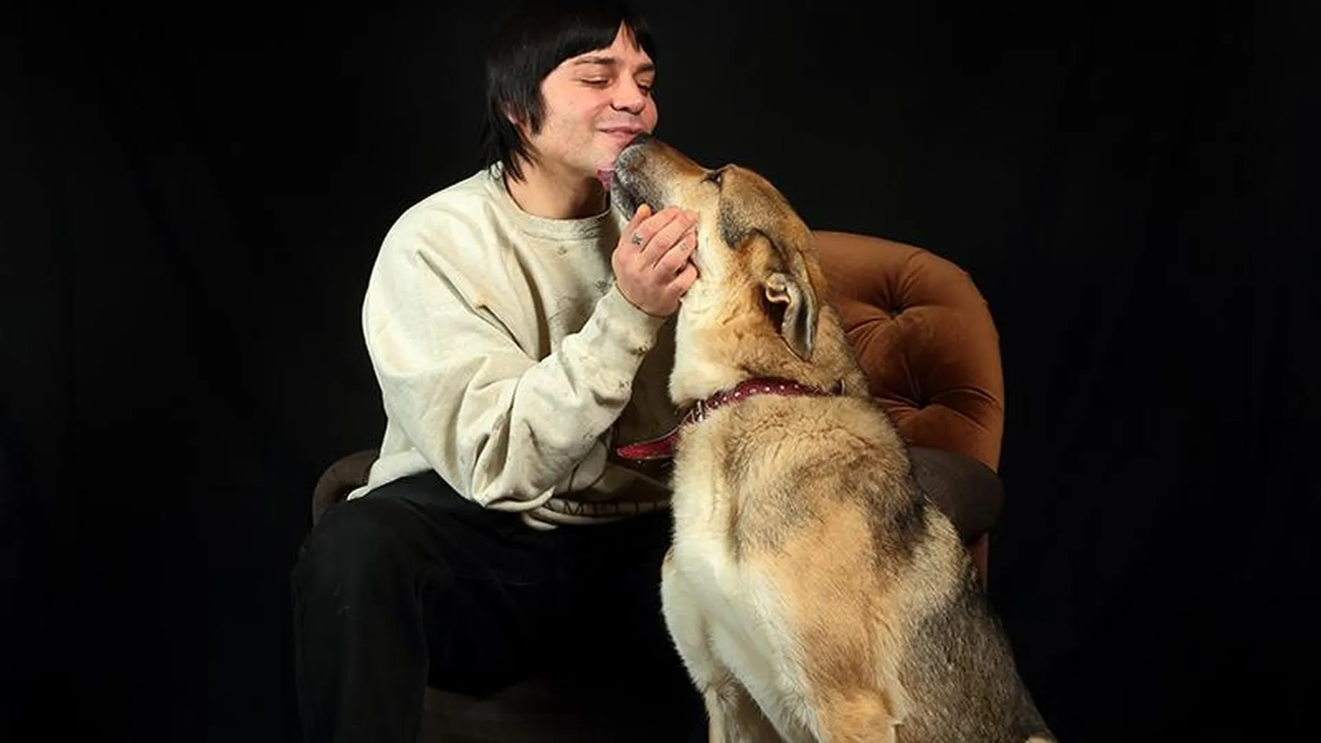 Дизайнер Александр Арутюнов, актриса Глафира Тарханова и другие звезды ищут собакам из приюта дом