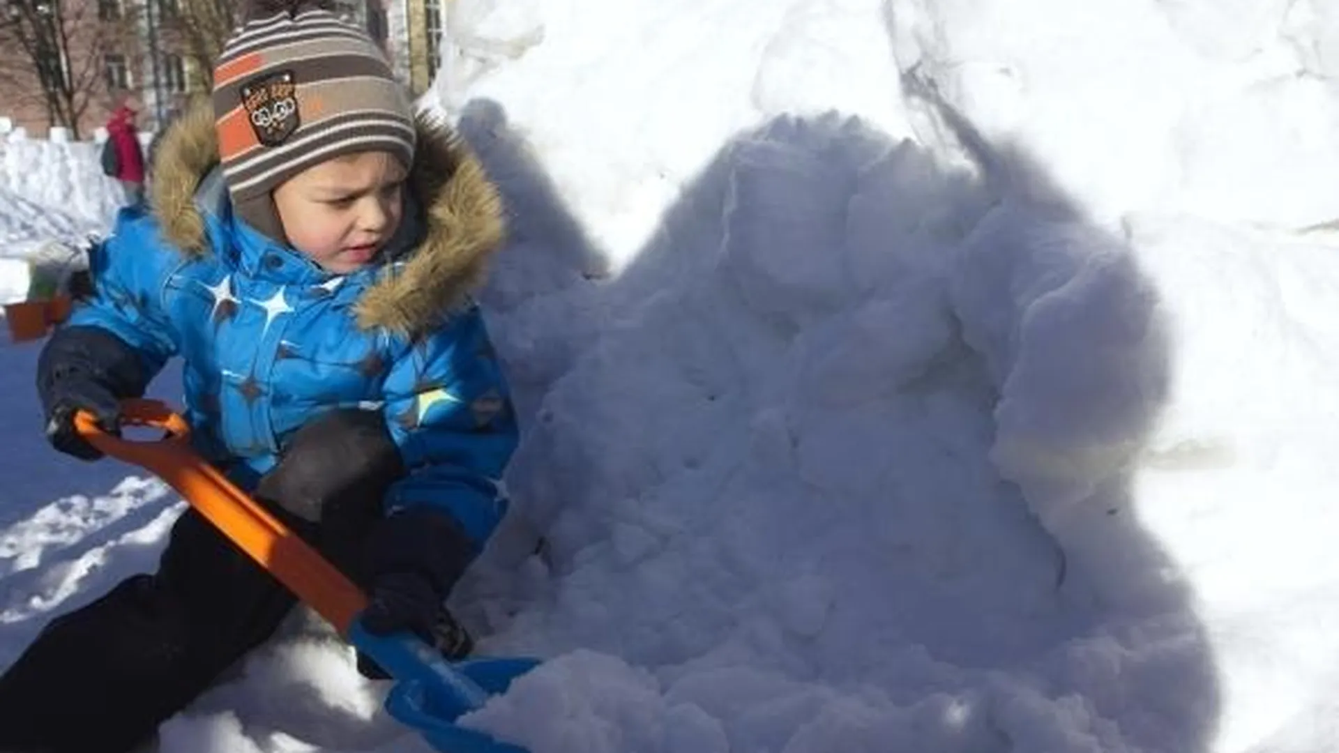 В Балашихе дети почистили площадку от снега вместо коммунальщиков