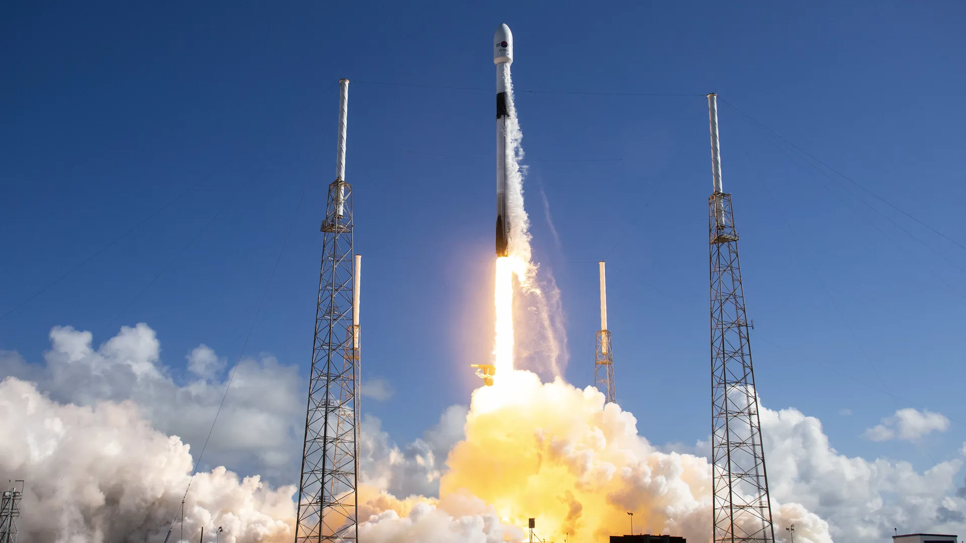 SpaceX запустил ракету Falcon 9 с десятками спутников