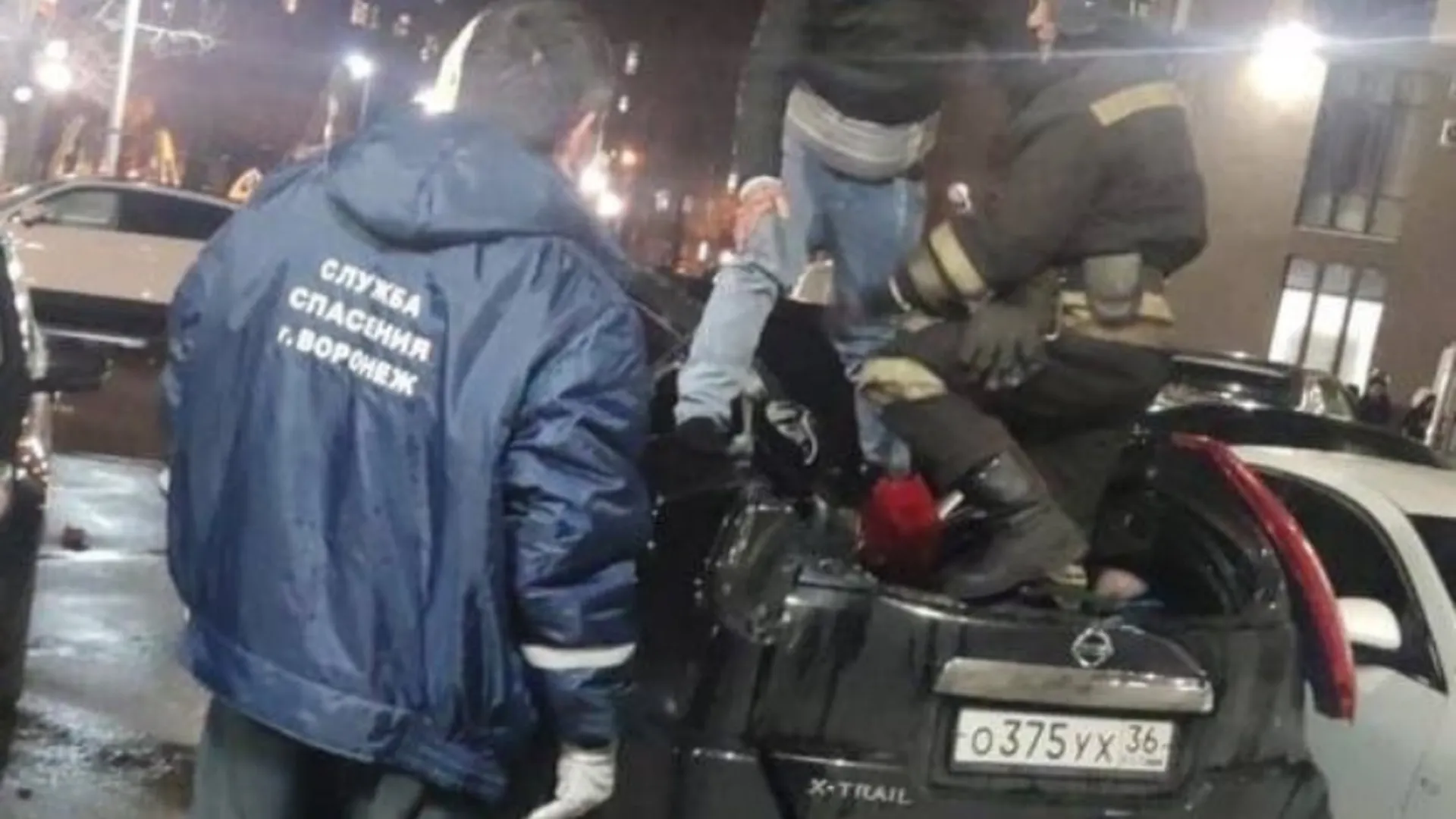 «Пытался уйти, никто не пустил»: очевидцы рассказали о падении мужчины с общего балкона в Воронеже