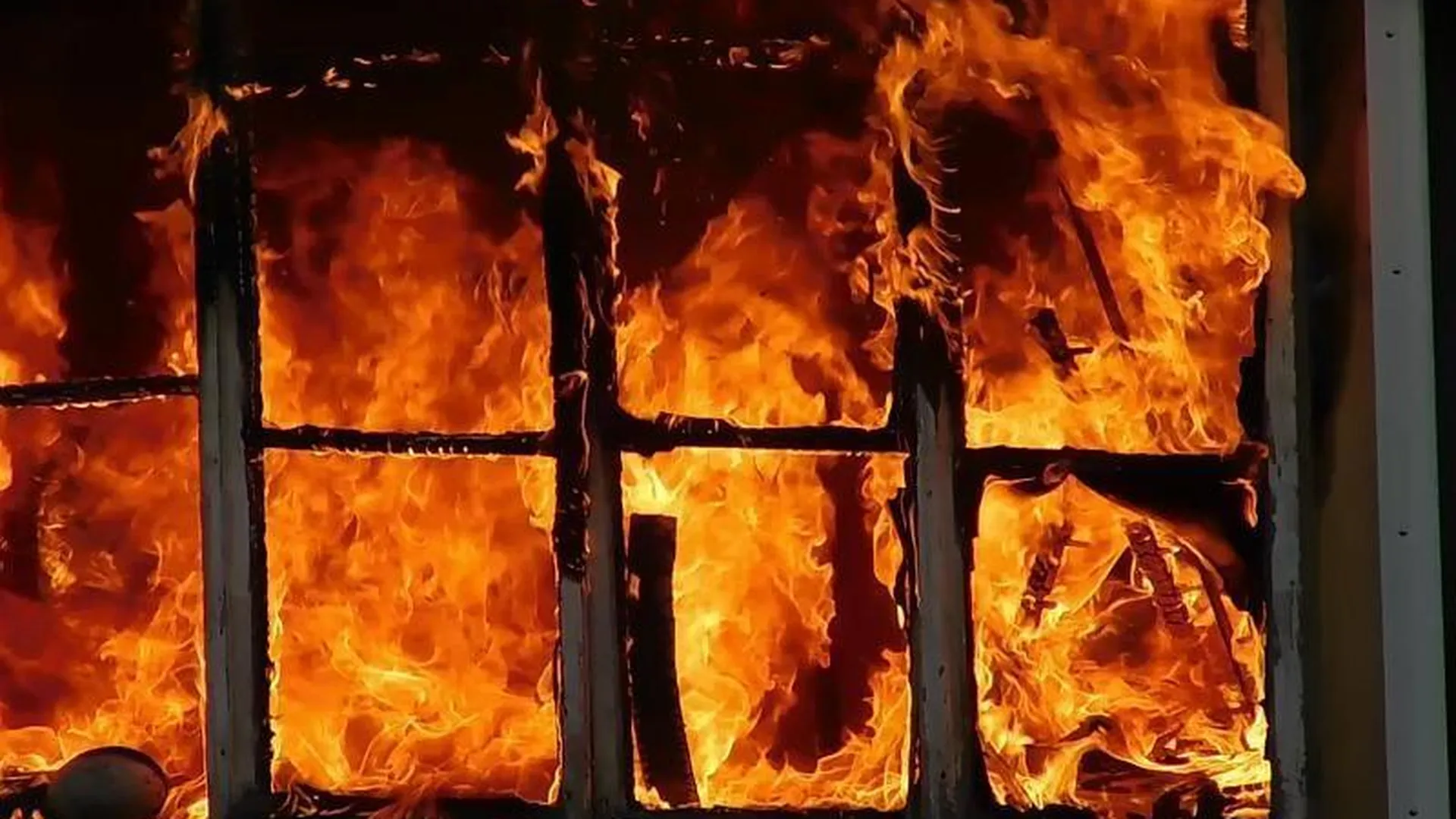 Соседка: сгоревшие в Серпухове дети сами забежали в полыхающую квартиру 