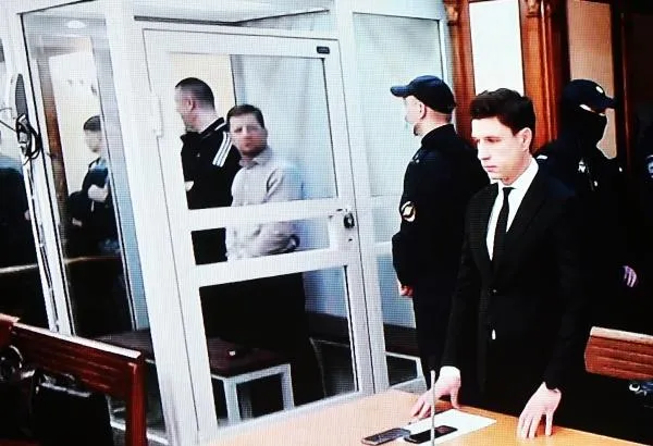 Экран с трансляцией оглашения приговора в отношении бывшего губернатора Хабаровского края Сергея Фургала (в центре), обвиняемого в организации убийств, из зала Московского областного суда.
