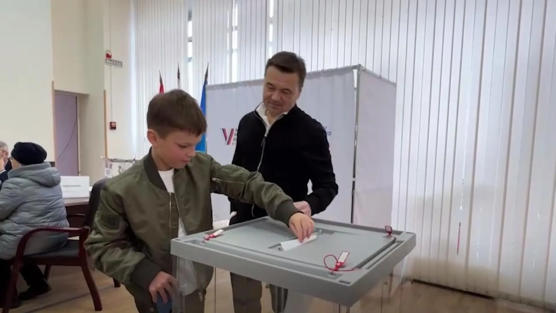 Андрей Воробьев вместе с супругой и сыновьями пришел на избирательный участок
