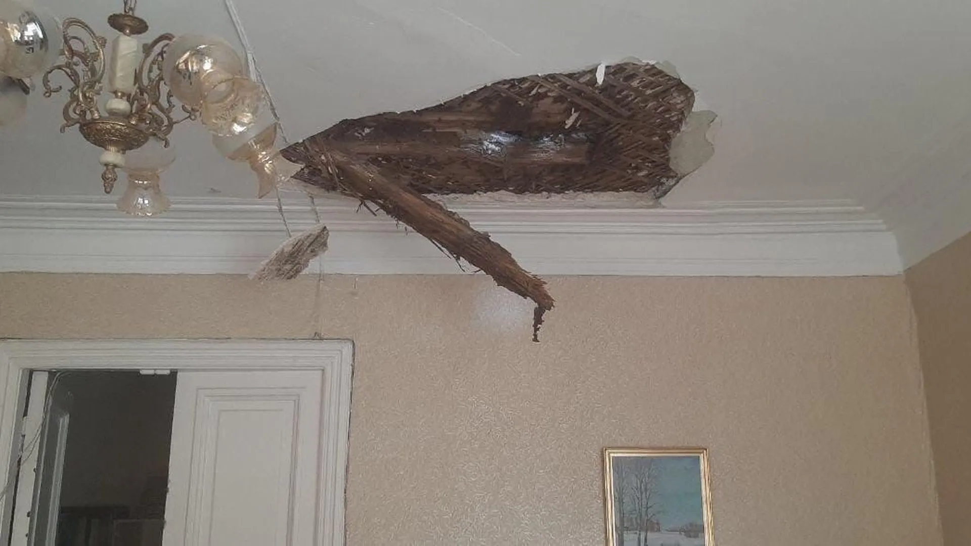 Потолок квартиры в московском доме обрушился во время ремонта