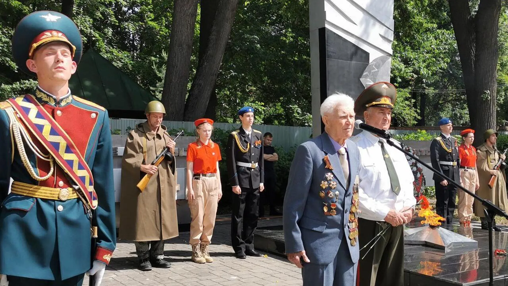 98-летний фронтовик почтил память павших бойцов в подмосковном Королеве