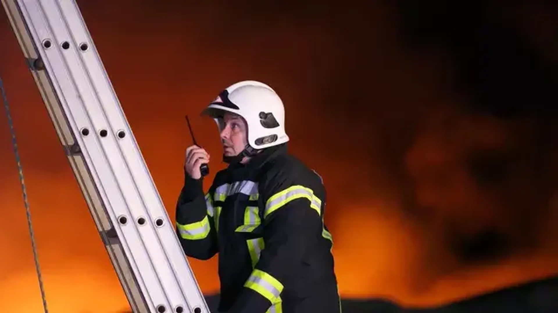 Пожар охватил торговый центр в Невиномысске