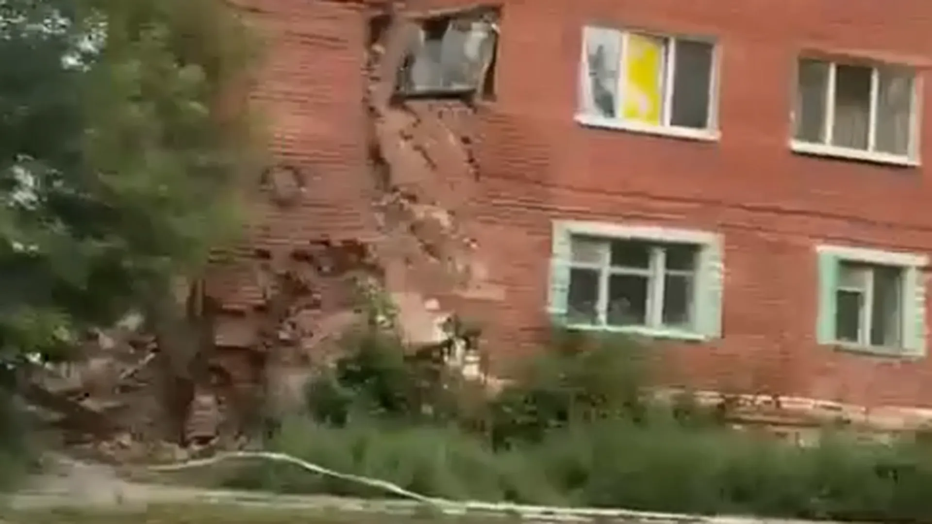 Часть жилой пятиэтажки обрушилась в Омске — СМИ