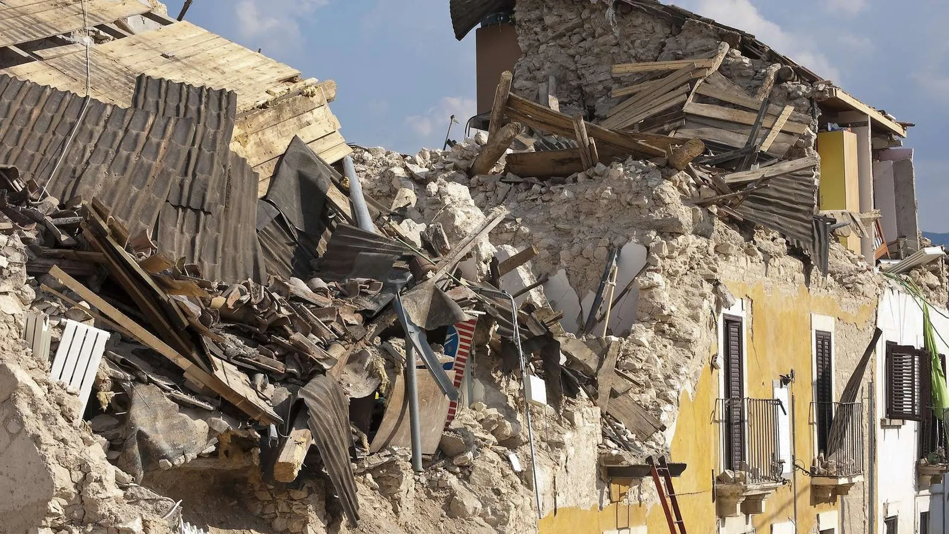 Число погибших при землетрясении жителей Турции достигло 20
