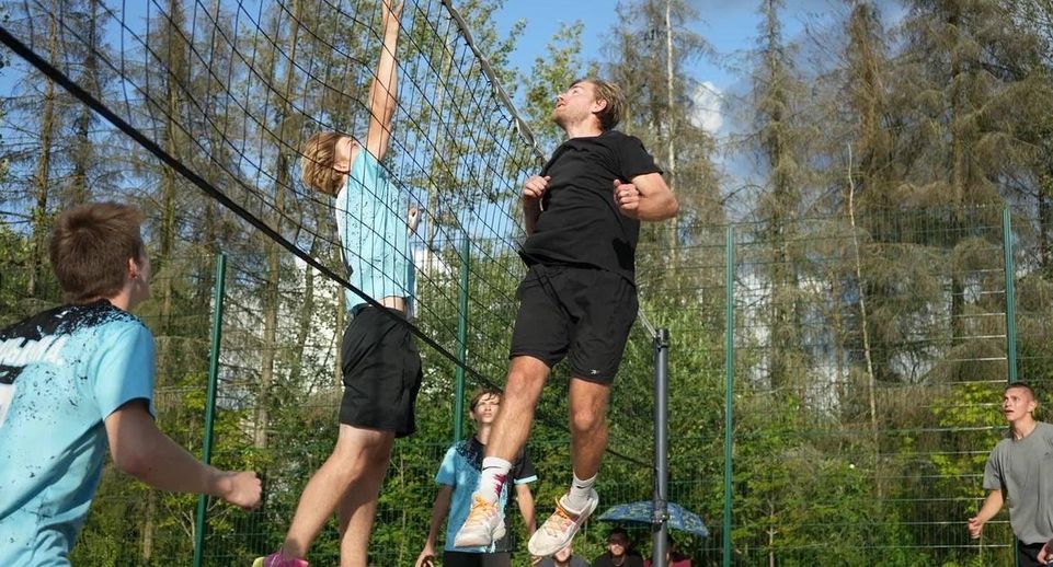 Уличный турнир по волейболу прошел в лесопарке Лобни