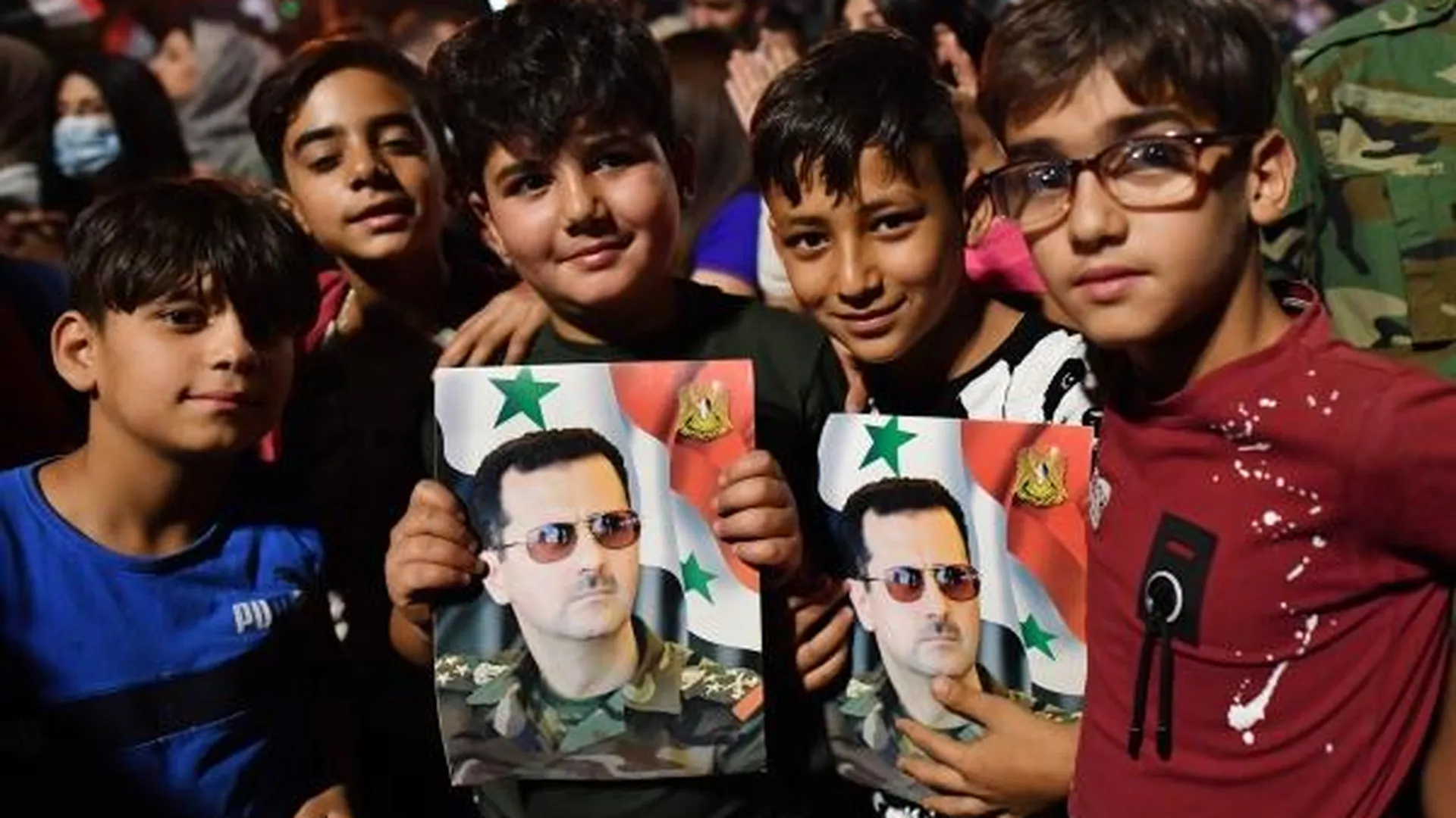 Дети радуются победе на президентских выборах Башара Асада на центральной площади Дамаска, 2021 год