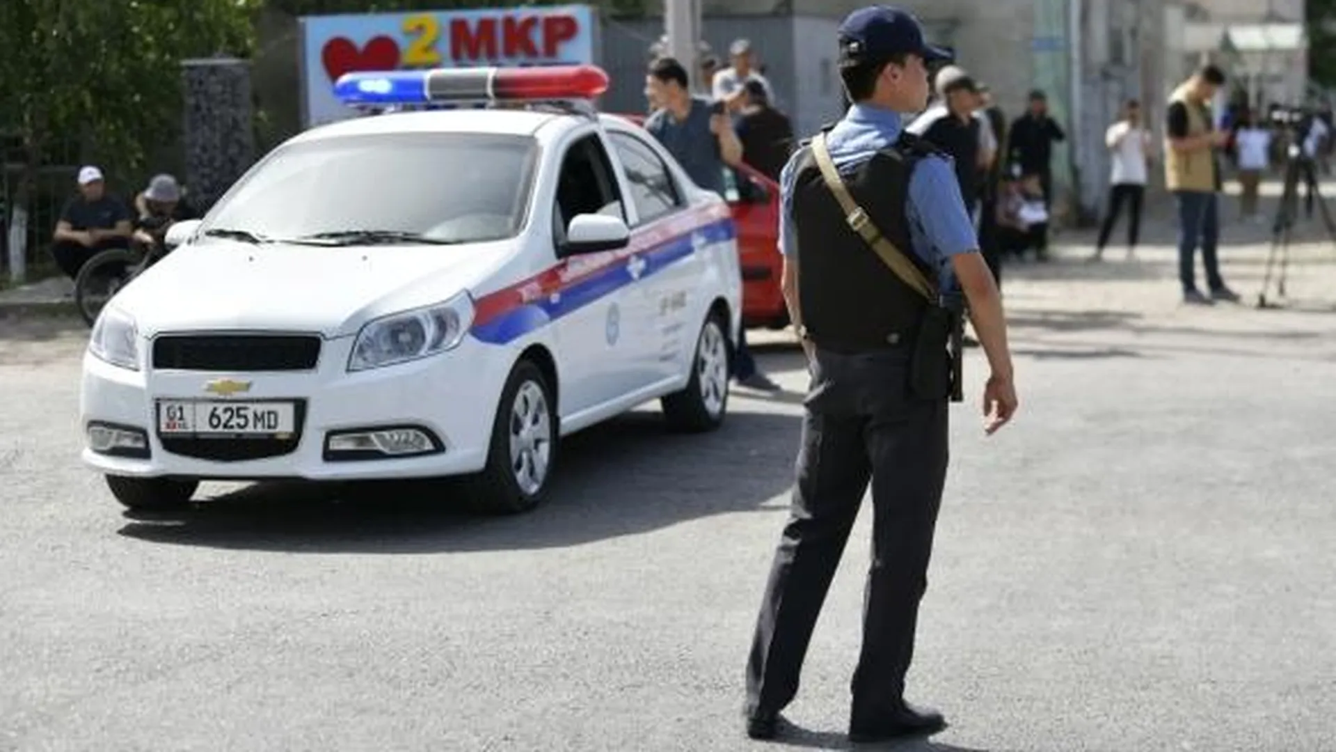 К участникам стихийной акции в центре Бишкека на переговоры вышла полиция