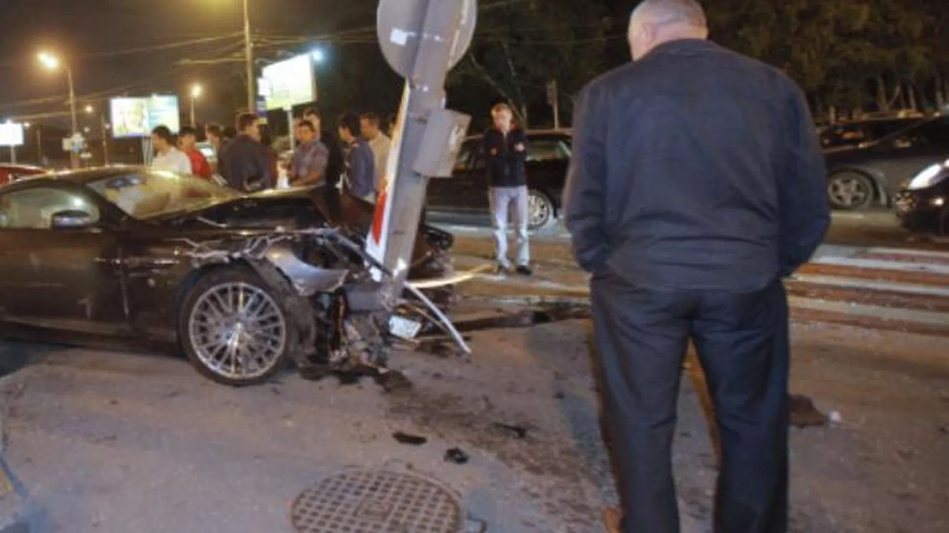 Mercedes на огромной скорости врезался в столб в Москве, пострадали люди