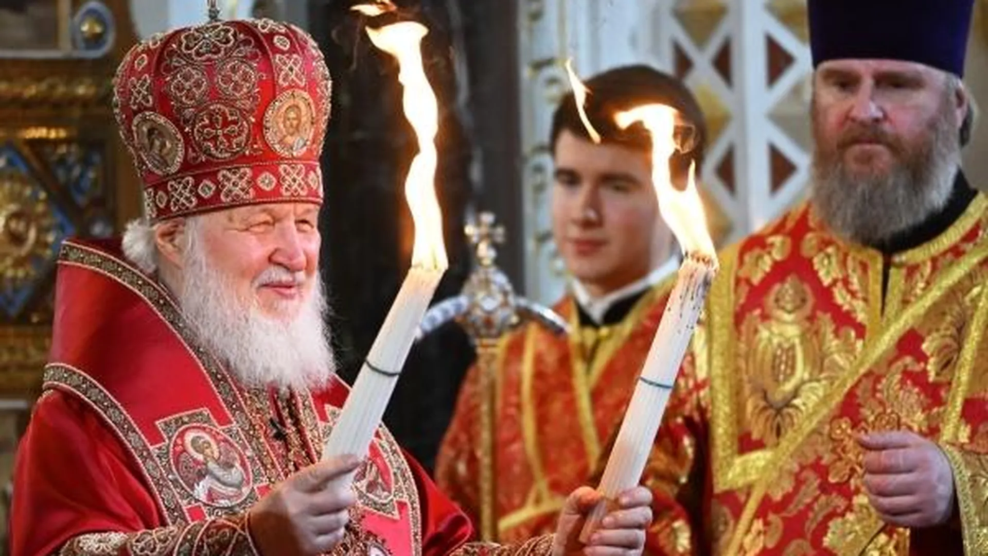 Благодатный огонь доставили в храм Христа Спасителя в Москве