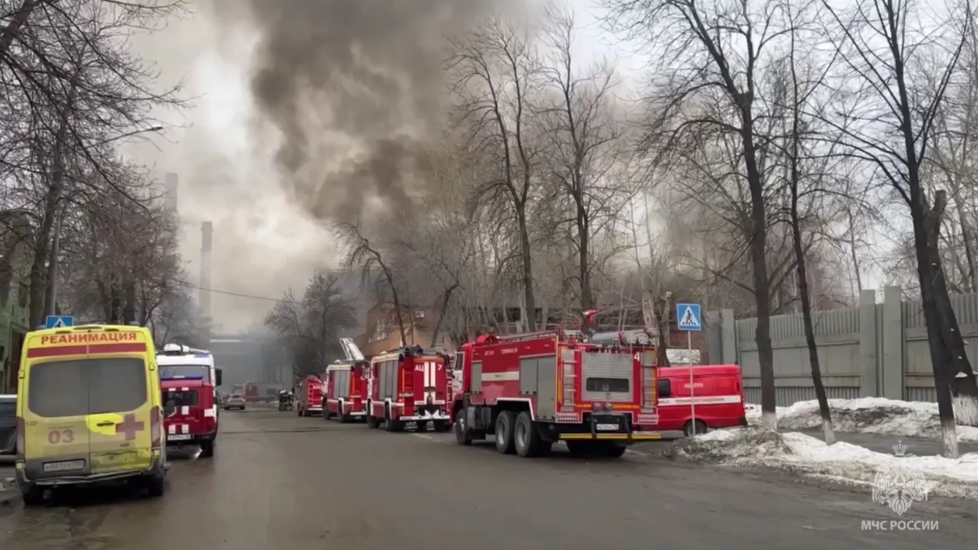 Площадь пожара в Екатеринбурге достигла 4,5 тысячи квадратных метров