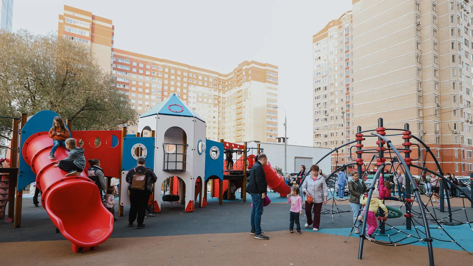 В Химках открыли новые детские площадки по программе губернатора Подмосковья