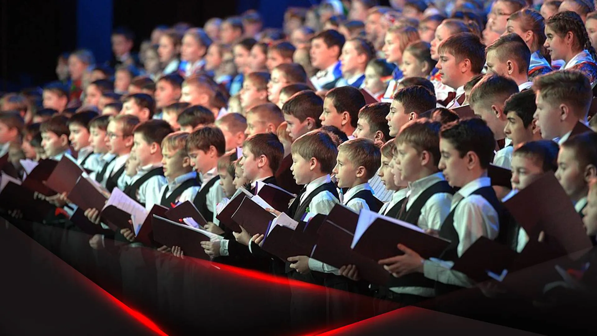 Школьники исполняют государственный гимн России