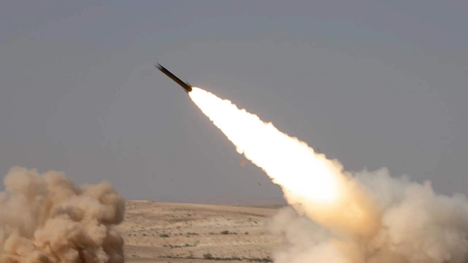 Glsdb himars. Дальнобойные ракеты atacms. Атака ракет тверская область. Новая российская ракета. Ракетная атака в небе.