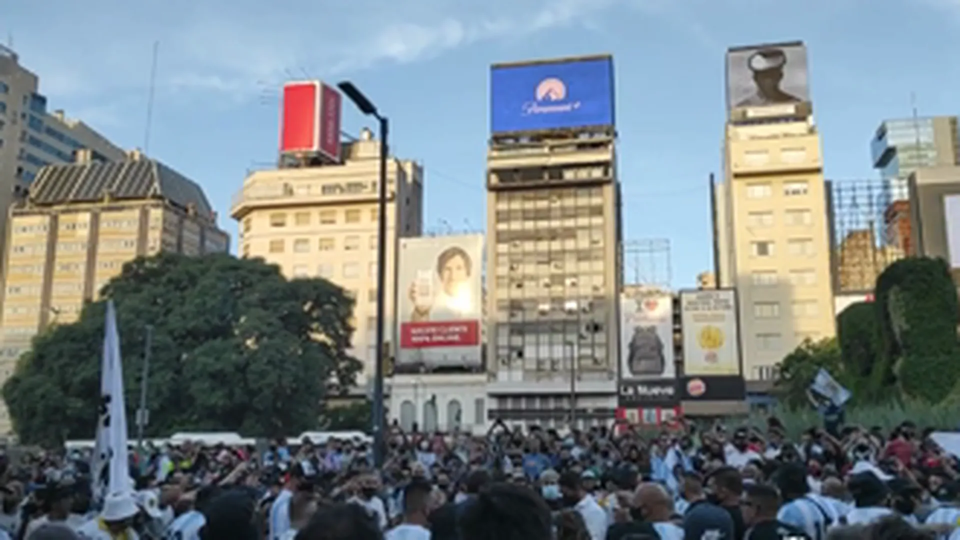 Сотни аргентинцев потребовали честного расследования смерти Марадоны. Видео