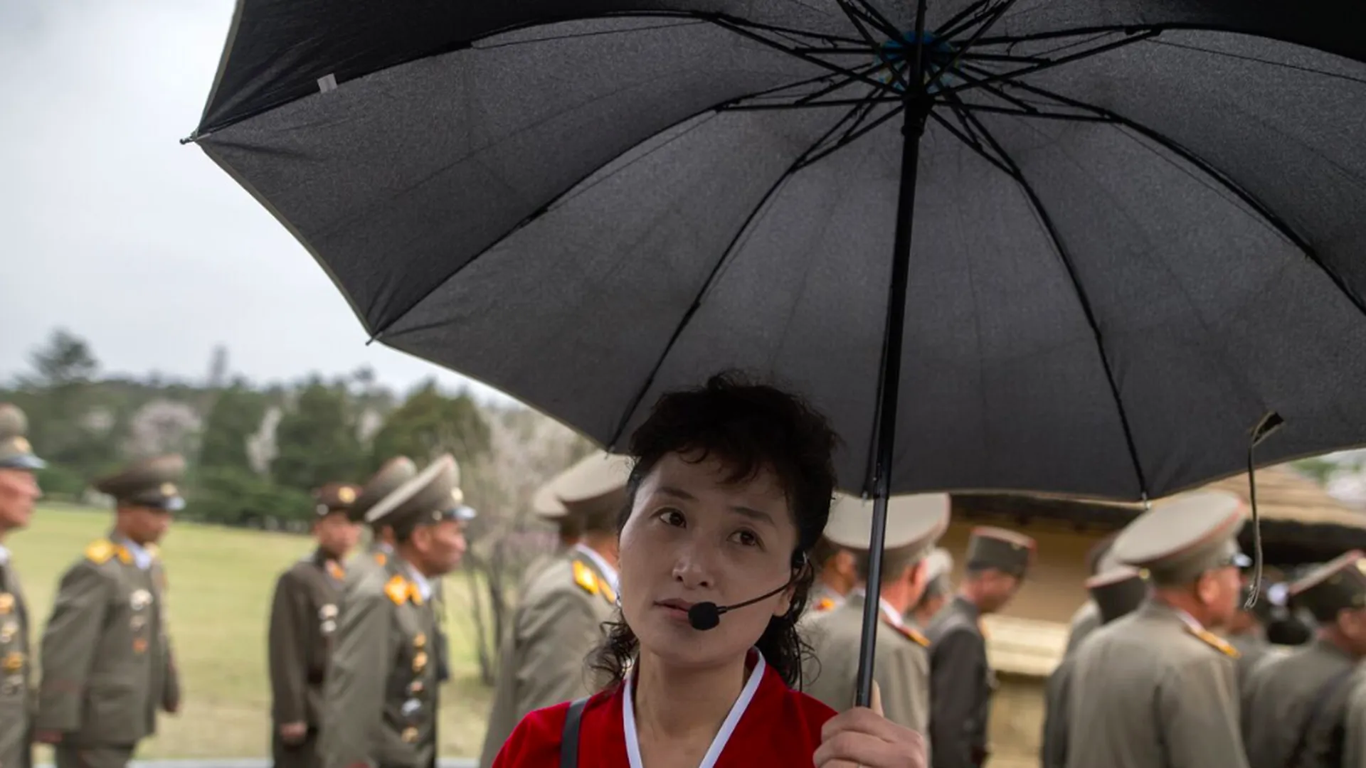 Экскурсовод на территории музея Ким Ир Сена в Мангендэ в провинции Пхеньяна