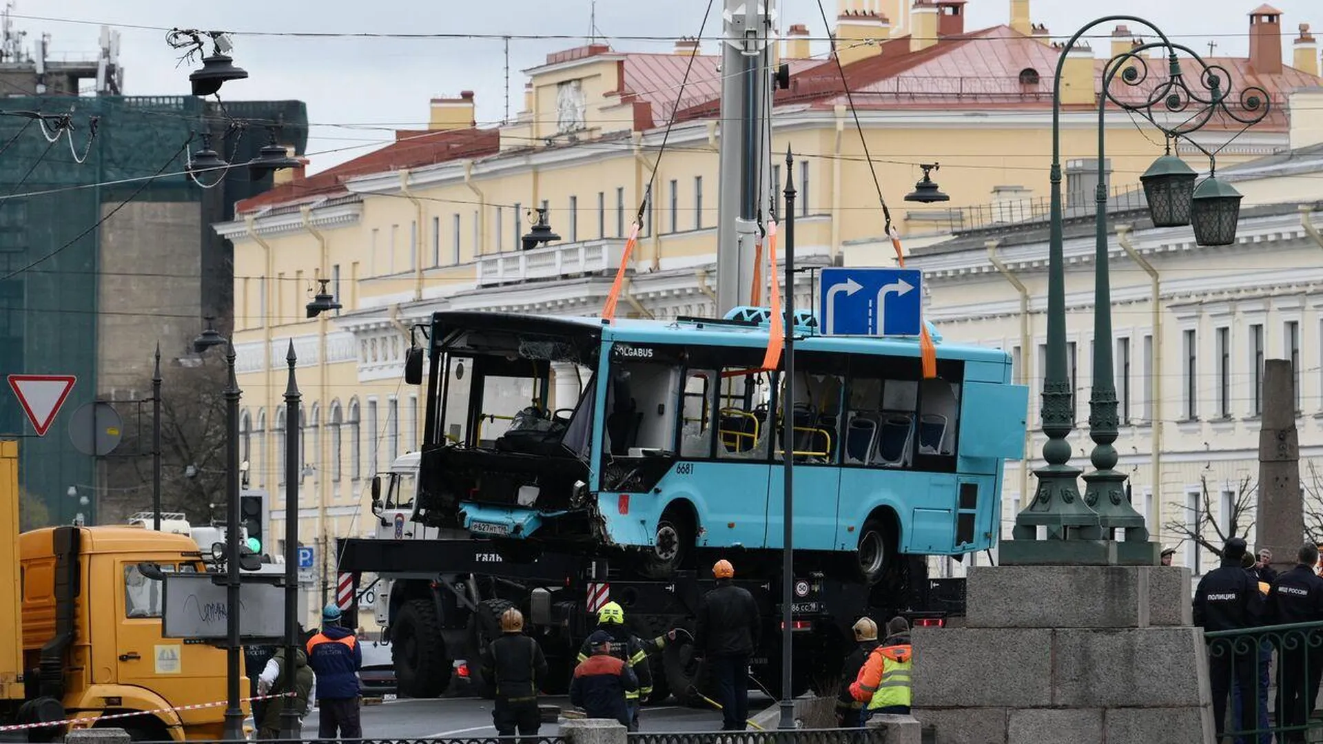 Падение автобуса в Мойку в Петербурге сняли с нового ракурса