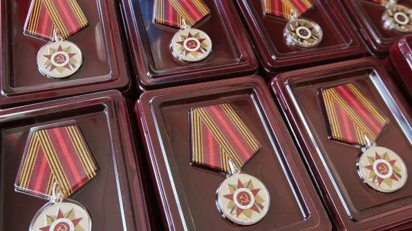 Еще 34 ветерана Долгопрудного получили медали в честь Победы