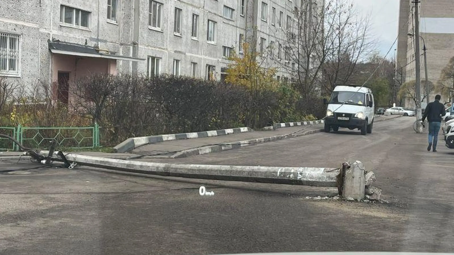Упавший электрический столб перегородил проезд в Ивантеевке