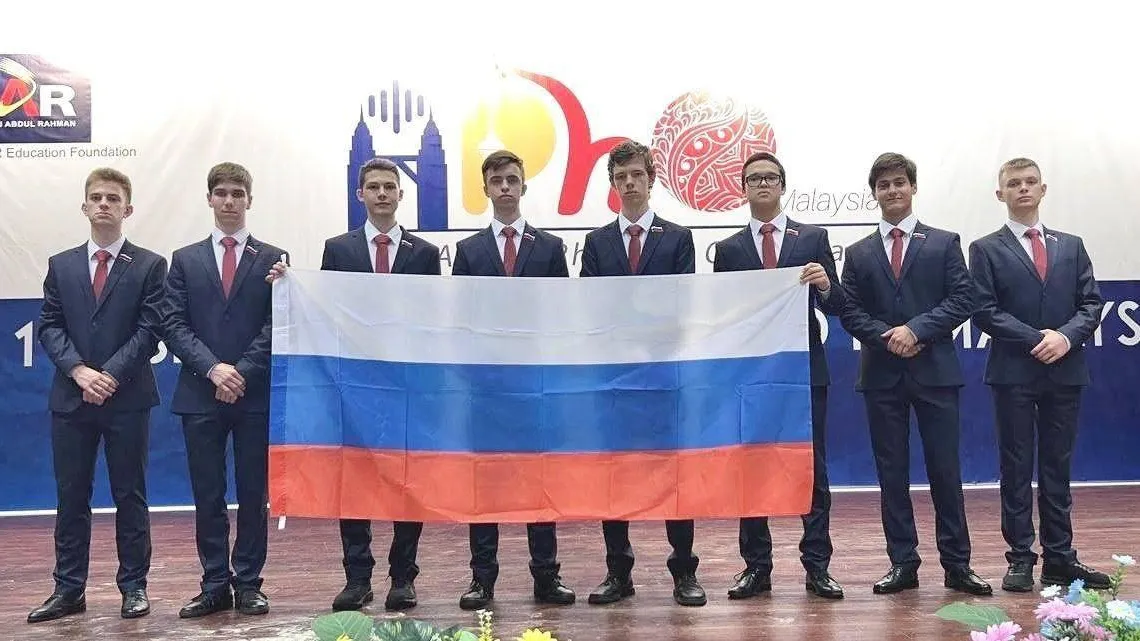 Андрей Воробьев поздравил подмосковных школьников, отличившихся на Азиатской олимпиаде по физике