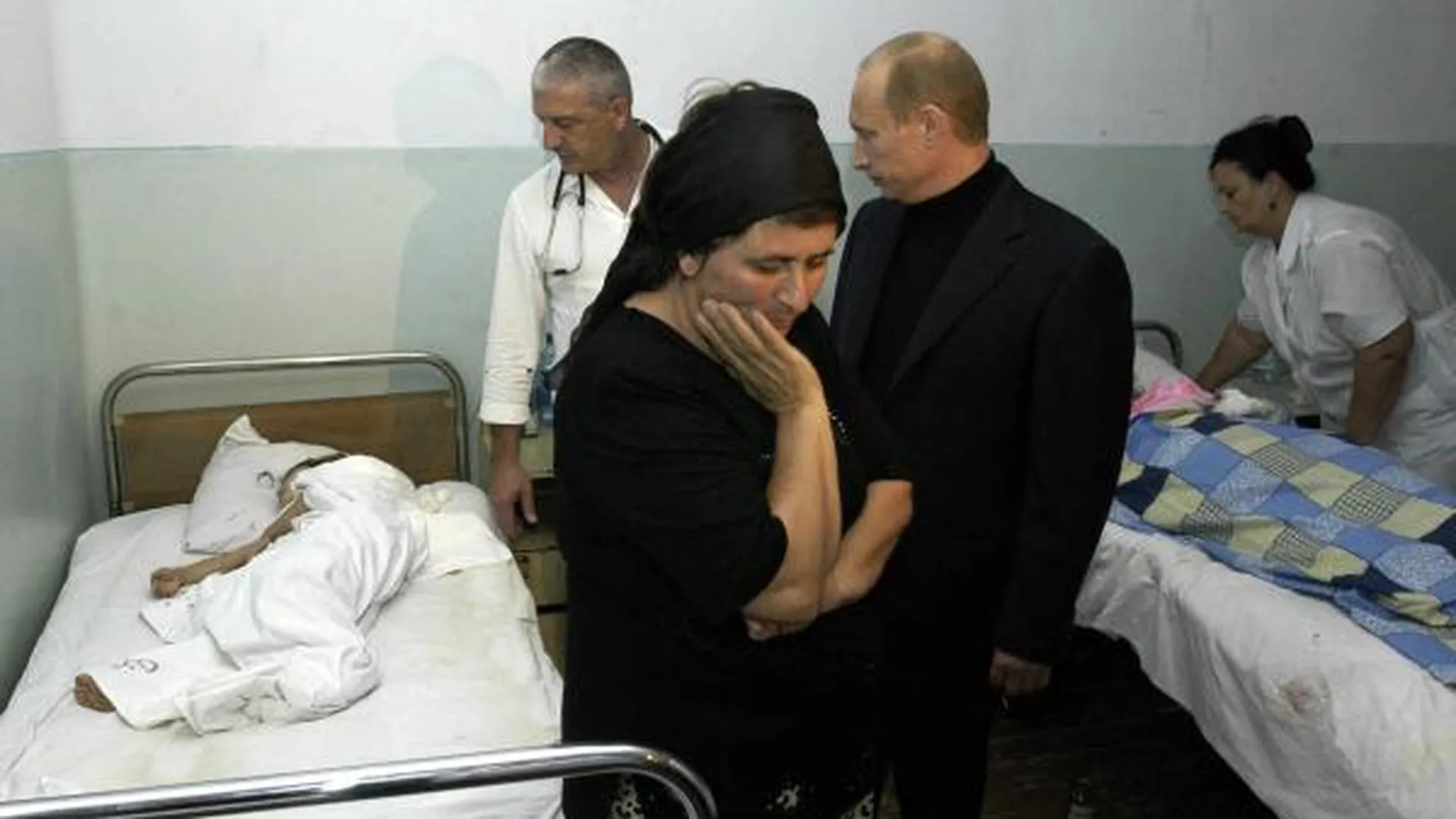Президент Владимир Путин во время посещения больницы, где находятся пострадавшие в результате захвата террористами Бесланской школы № 1