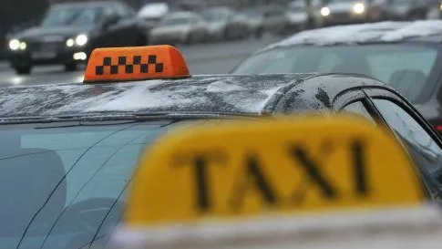 Деньги за криминальное покровительство вымогали у таксистов трое жителей Домодедова