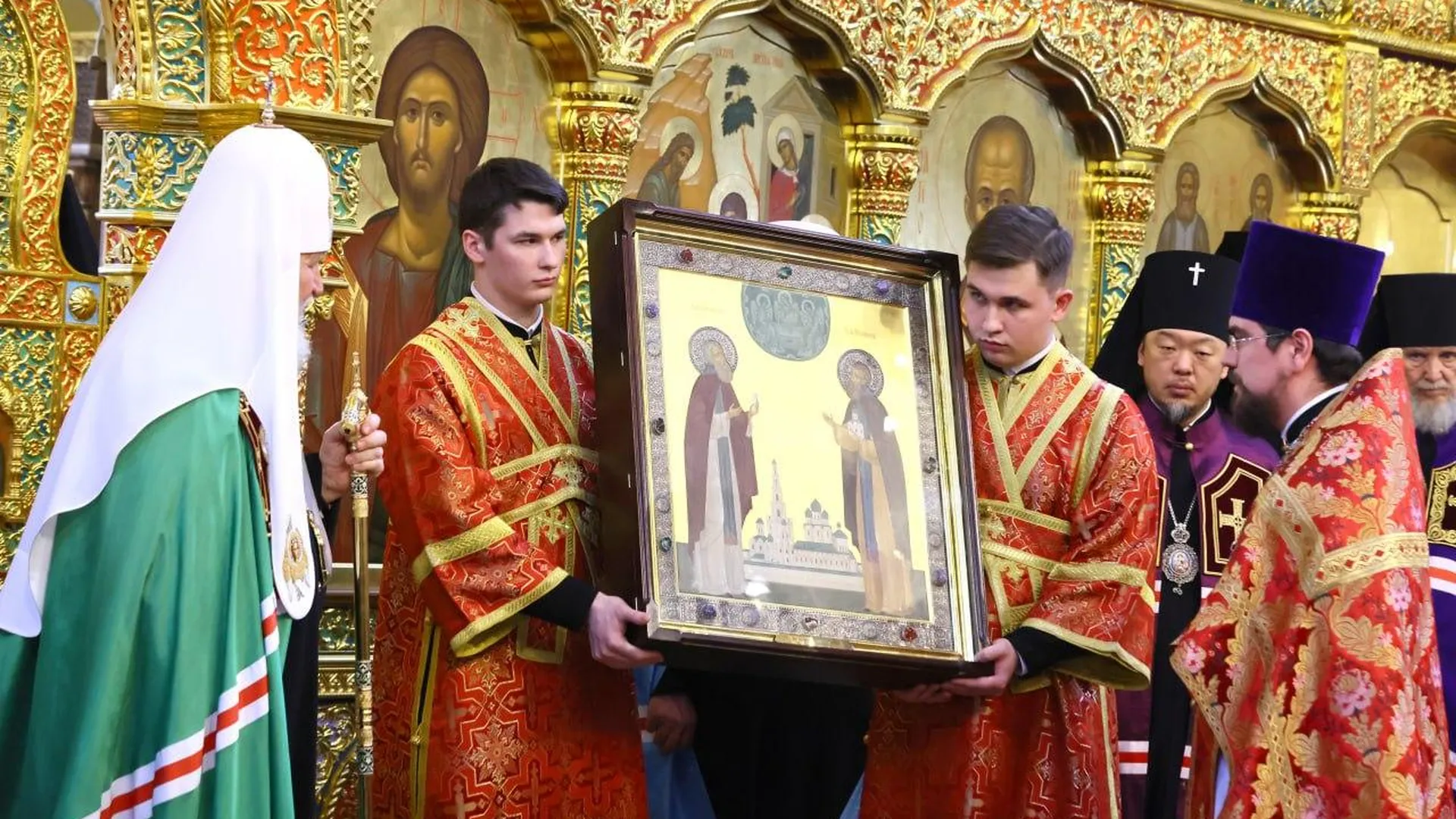 Патриарх Кирилл подарил икону Троицкому храму в Реутове