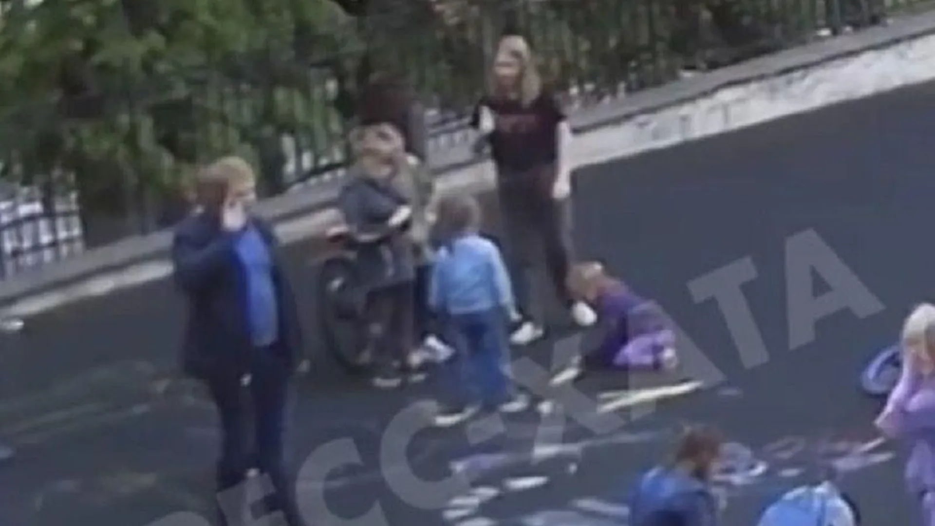 Житель Звенигорода отшвырнул двоих детей на игровой площадке