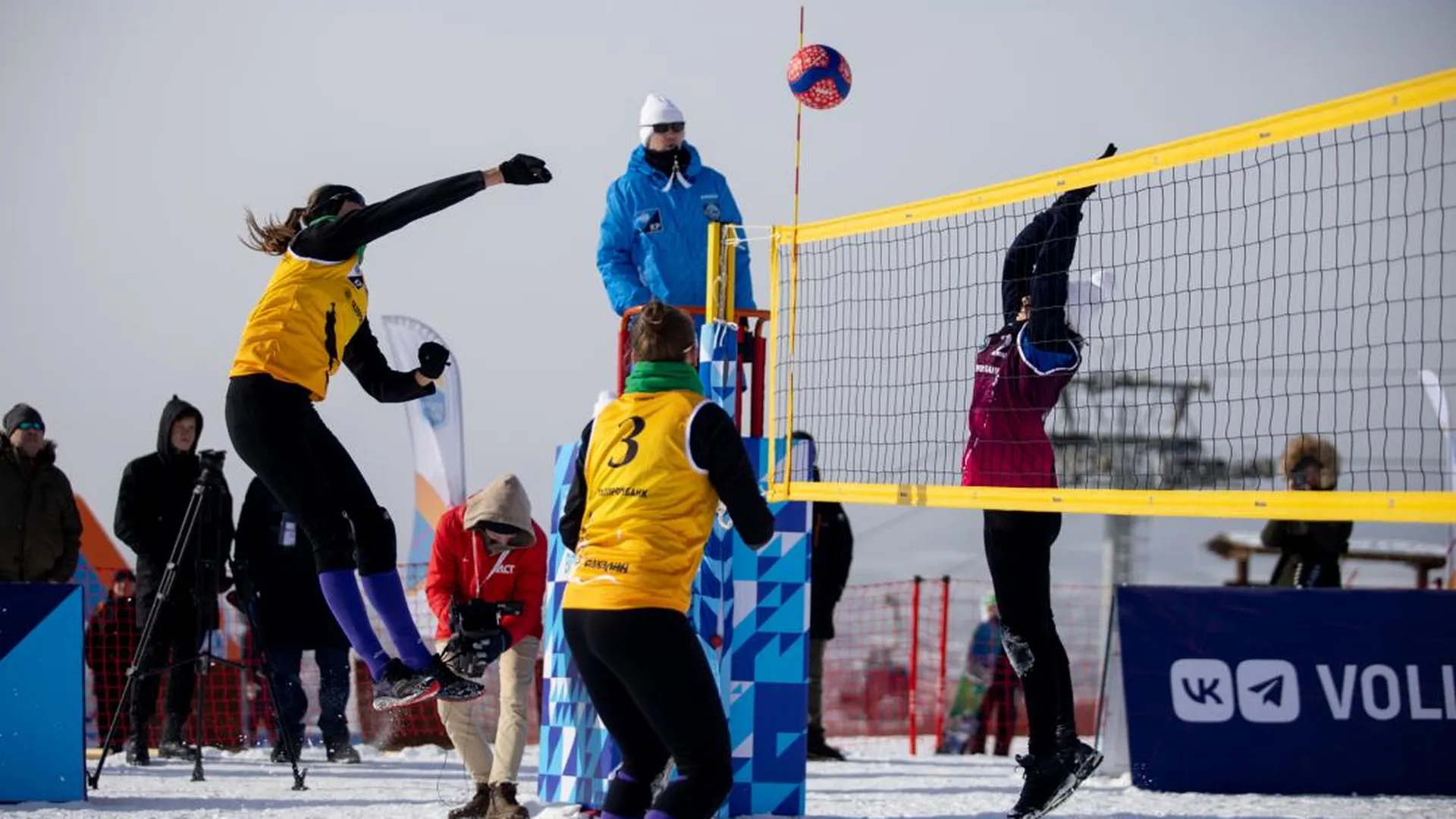 Спортсменки из Подмосковья выиграла этап Кубка России по волейболу на снегу