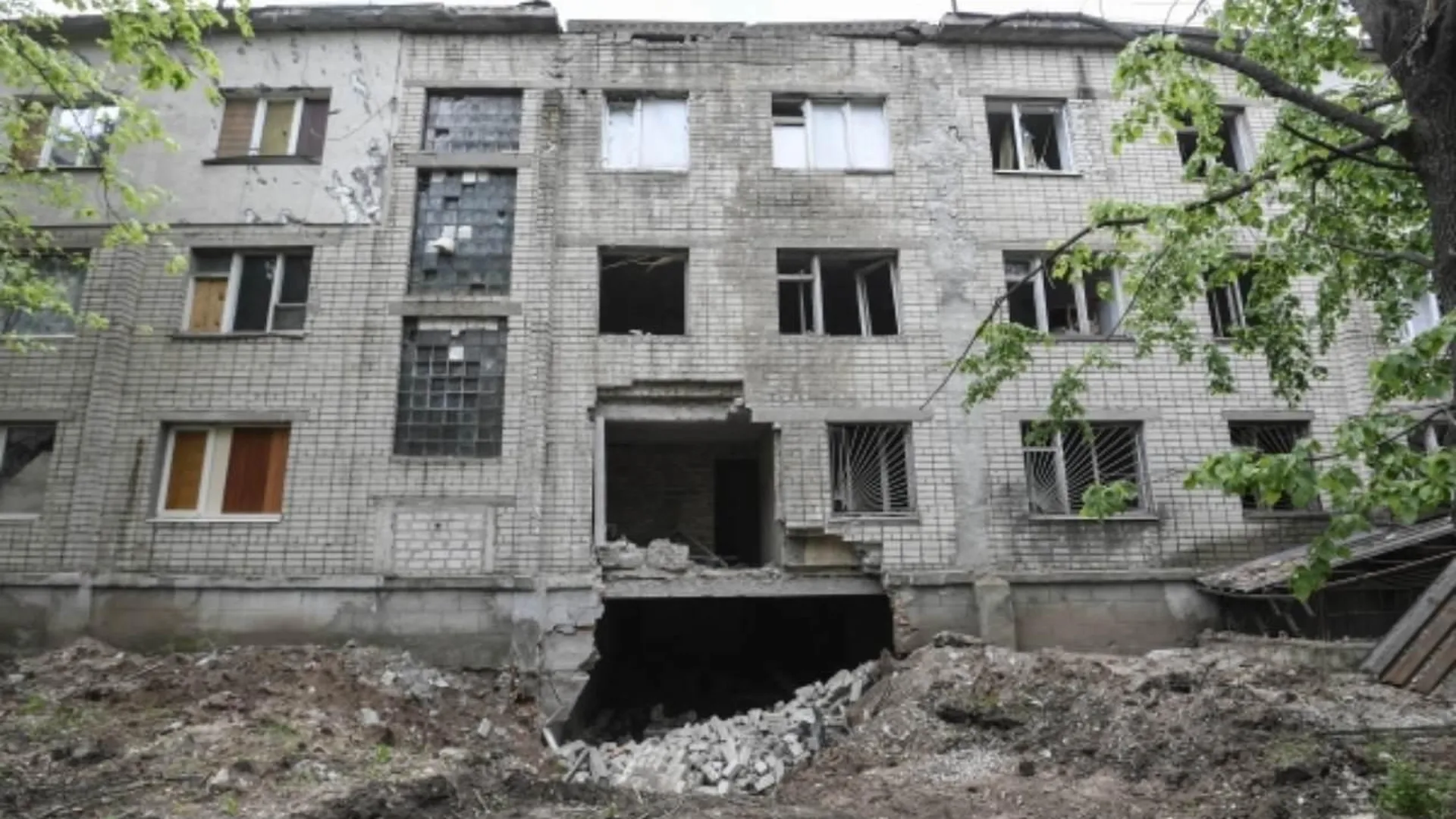 Многоквартирный жилой дом, частично разрушенный в результате обстрела ВСУ города Пологи