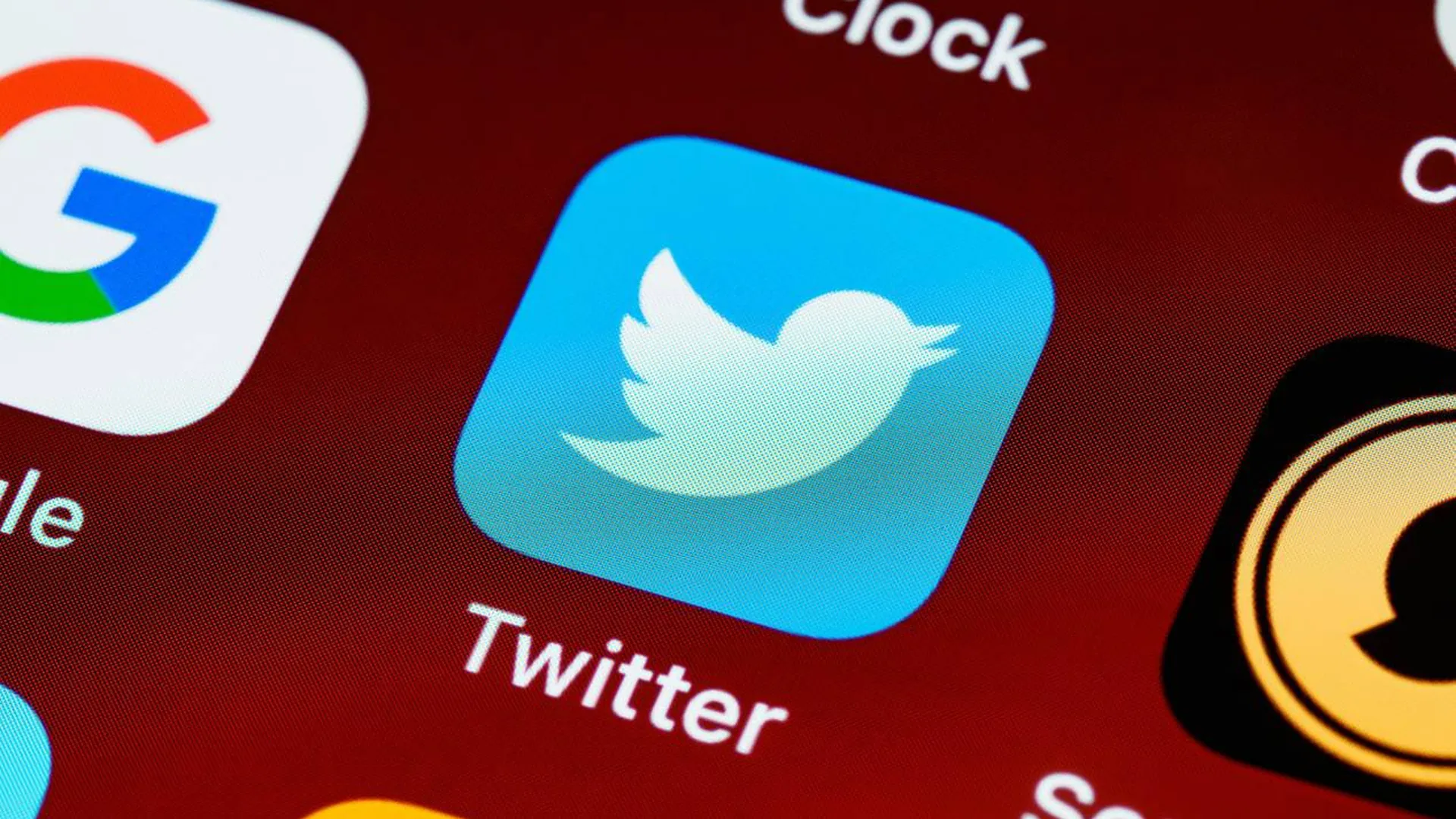 Twitter начал удалять запрещенный контент после замедления работы