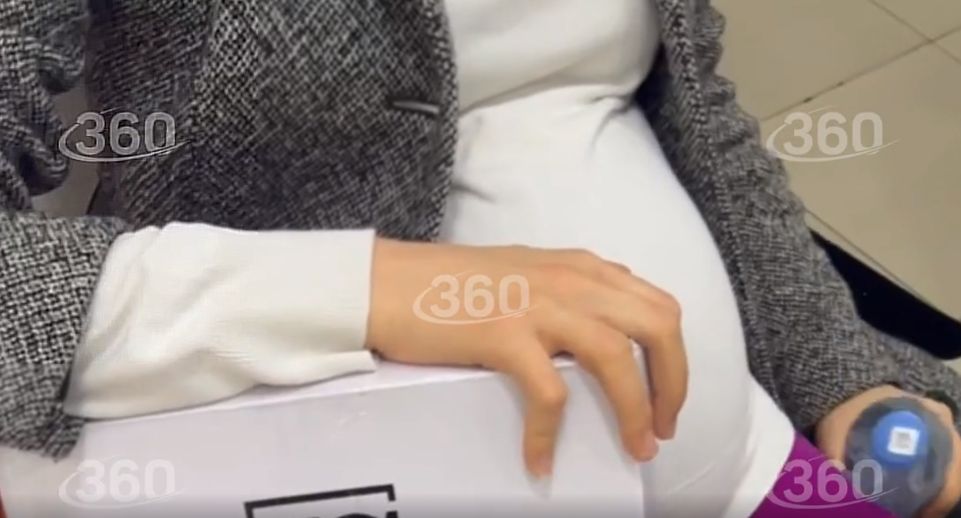 Видео 360.ru: девушка начала рожать в пункте выдачи Wildberries в Москве