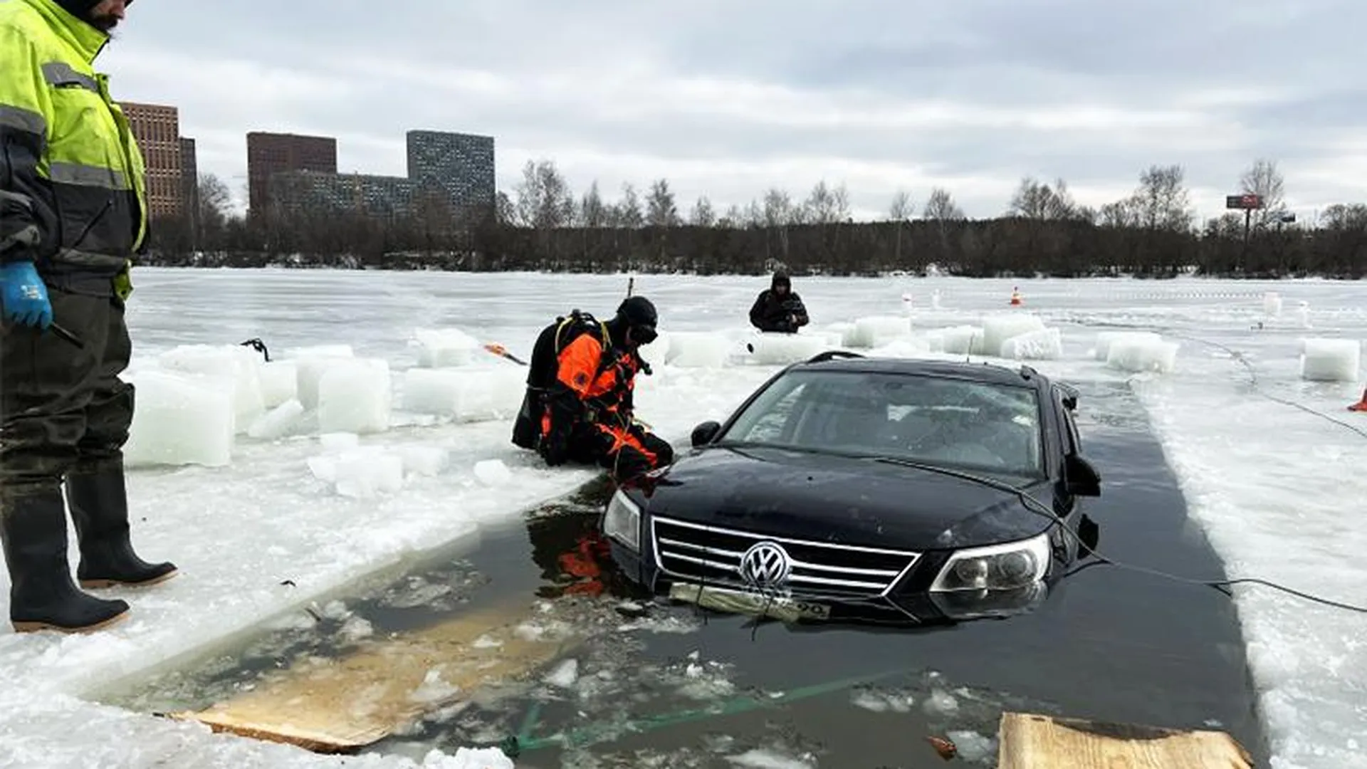 Упавший в Москву‑реку автомобиль в Красногорске достали из воды