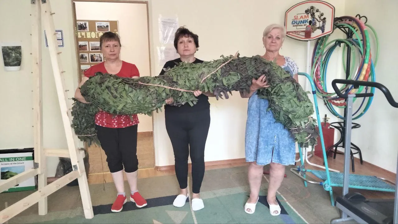 Активисты проекта «Активное долголетие» из Солнечногорска передали маскировочные сети бойцам СВО