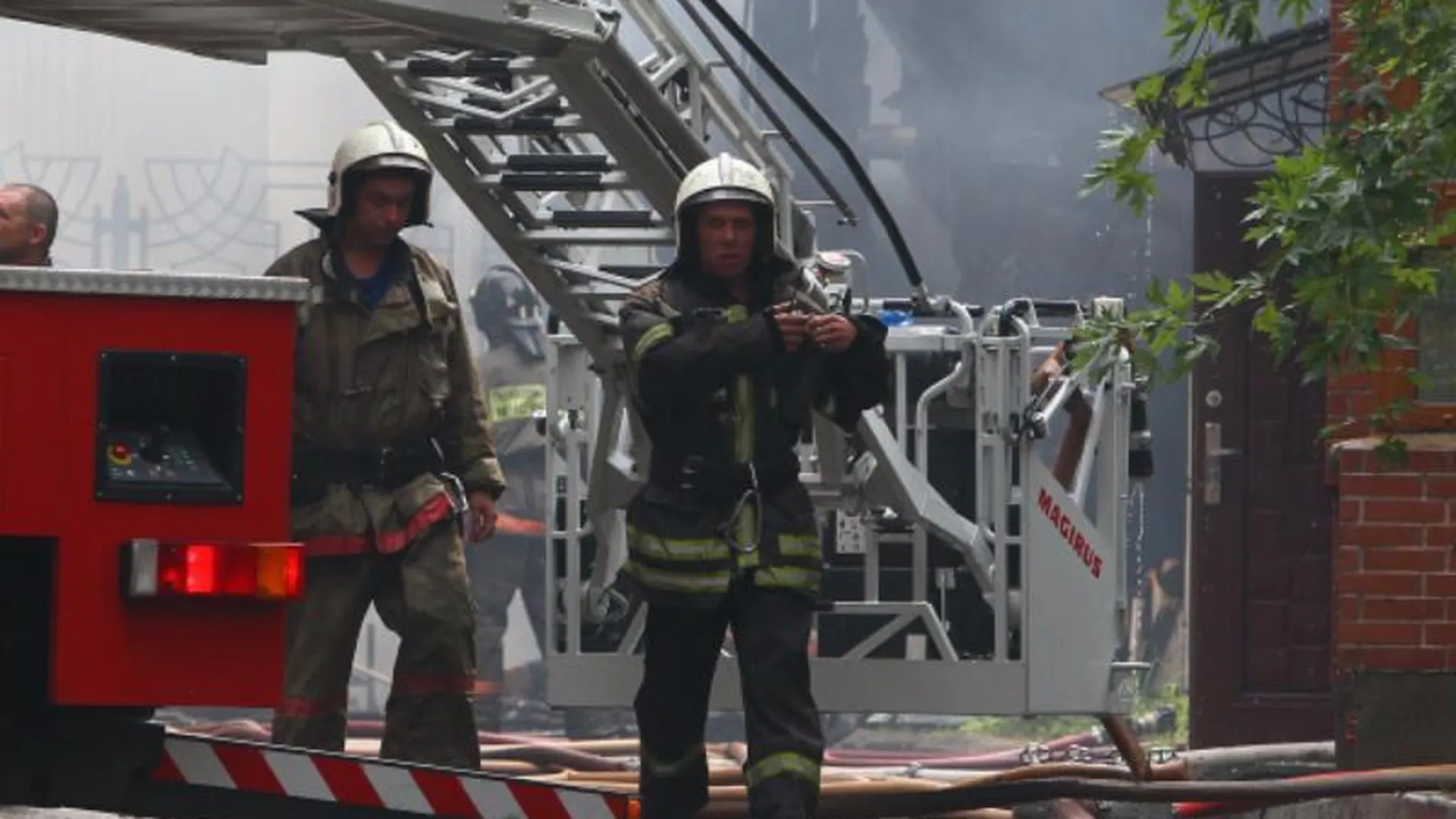 Людей спасают из горящего административного здания на Волхонке