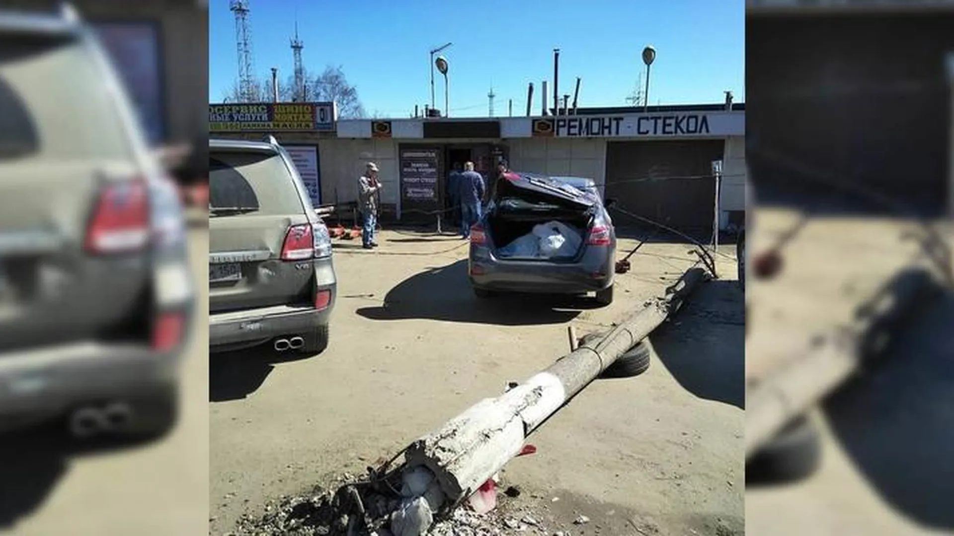 Автомобиль снес бетонный столб возле автосервиса в Пушкино: пострадал его сотрудник