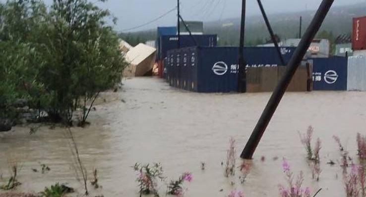 Вода в реке Каральвеем поднялась и затопила город Билибино на Чукотке