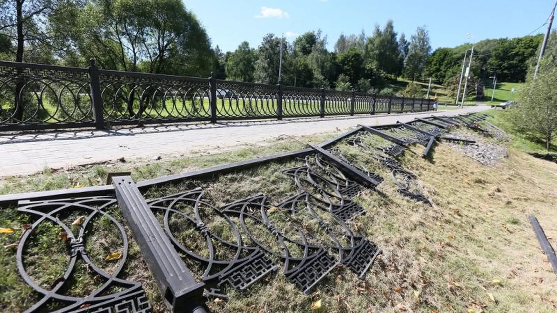 Вандалы разломали на куски чугунный забор в Хотьково