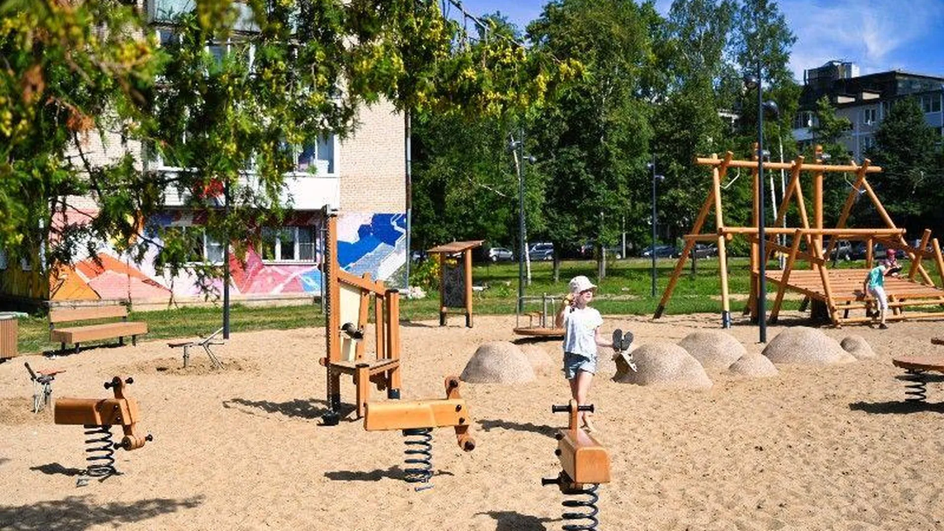 В Хотьково обустроили новую функциональную зону в парке «Сказочный»